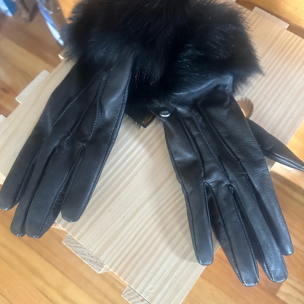 Luxurious Black Leather Gloves with Fur Cuff